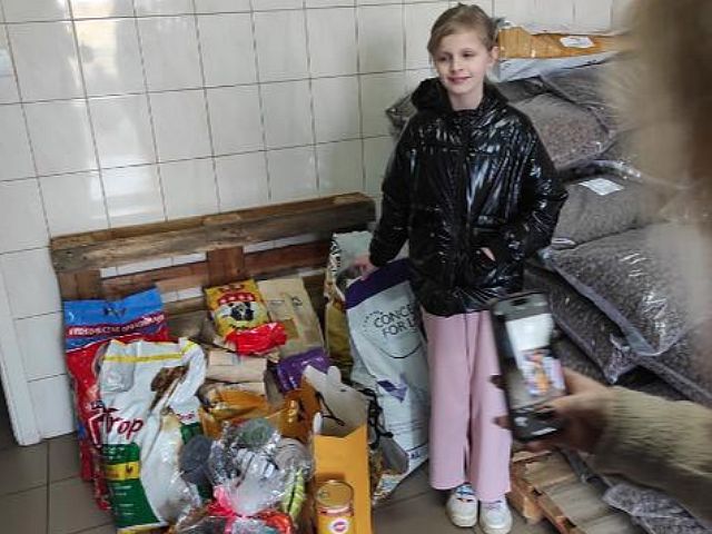 Młoda miłośniczka zwierząt o wielkim sercu 